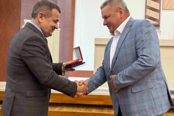 06.08.2024 года председатель Пинского городского исполнительного комитета Валерий Васильевич Ребковец вручил юбилейные медали 06.08.2024 года председатель Пинского городского исполнительного комитета Валерий Васильевич Ребковец вручил юбилейные медали