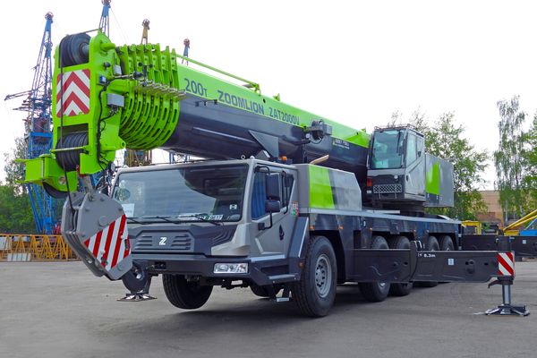 Автокран Zoomlion ZAT2000 в действии Автокран Zoomlion ZAT2000 в действии